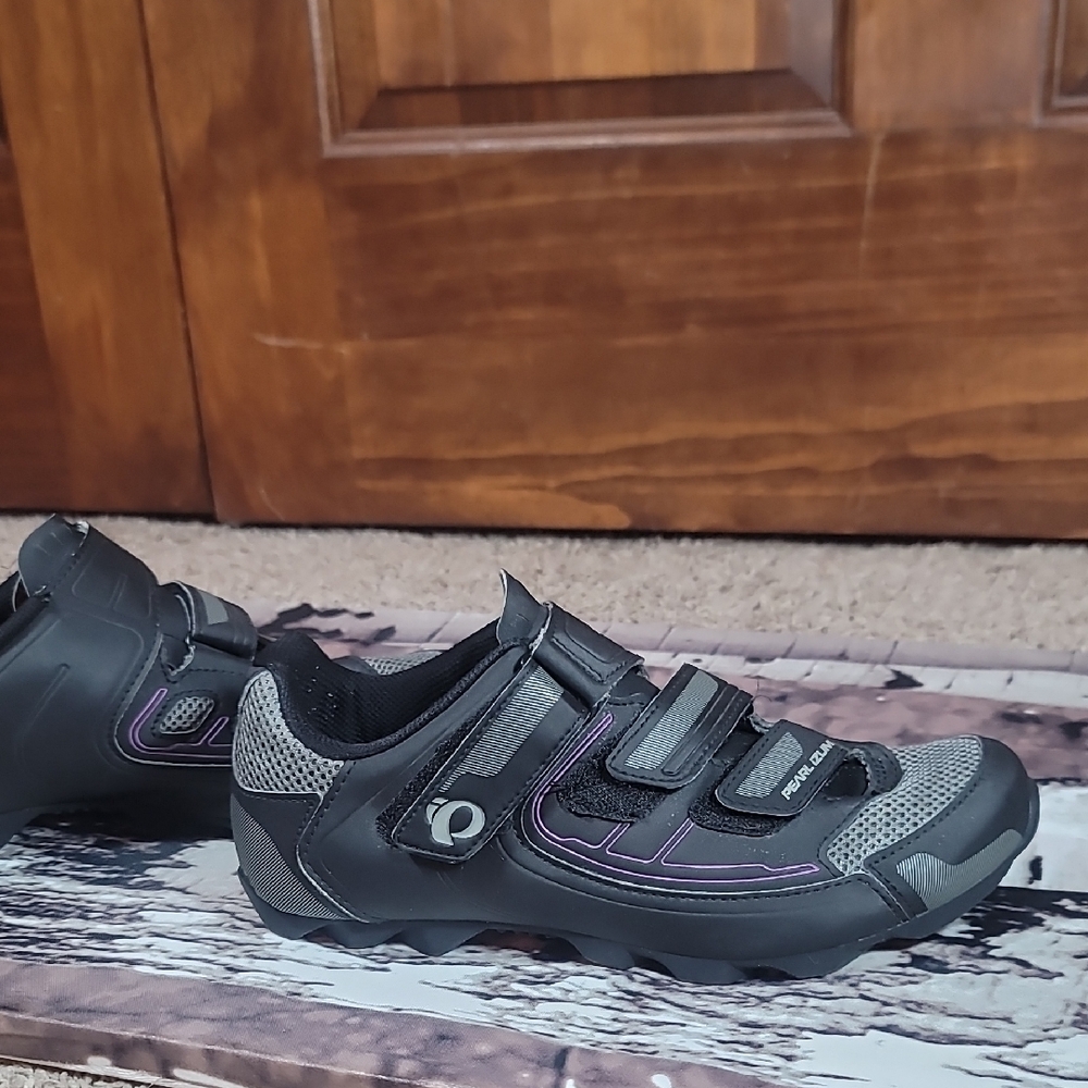 Pearl Izumi Women's All-Road III cycling shoe. 